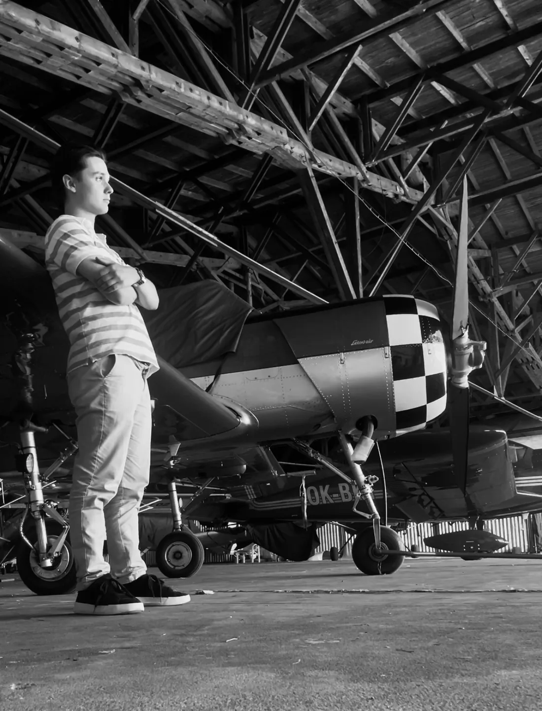 Daniel Novák u letounu Vans RV-8 v hangáru
